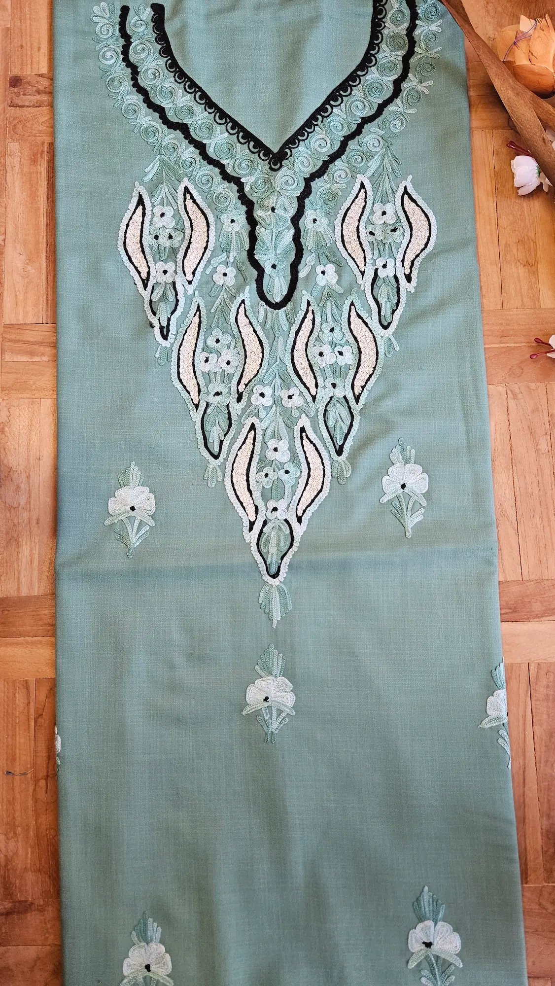 Finely Weaved Shawl – T001129KH